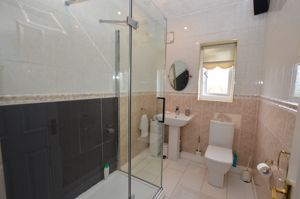 Ensuite- click for photo gallery